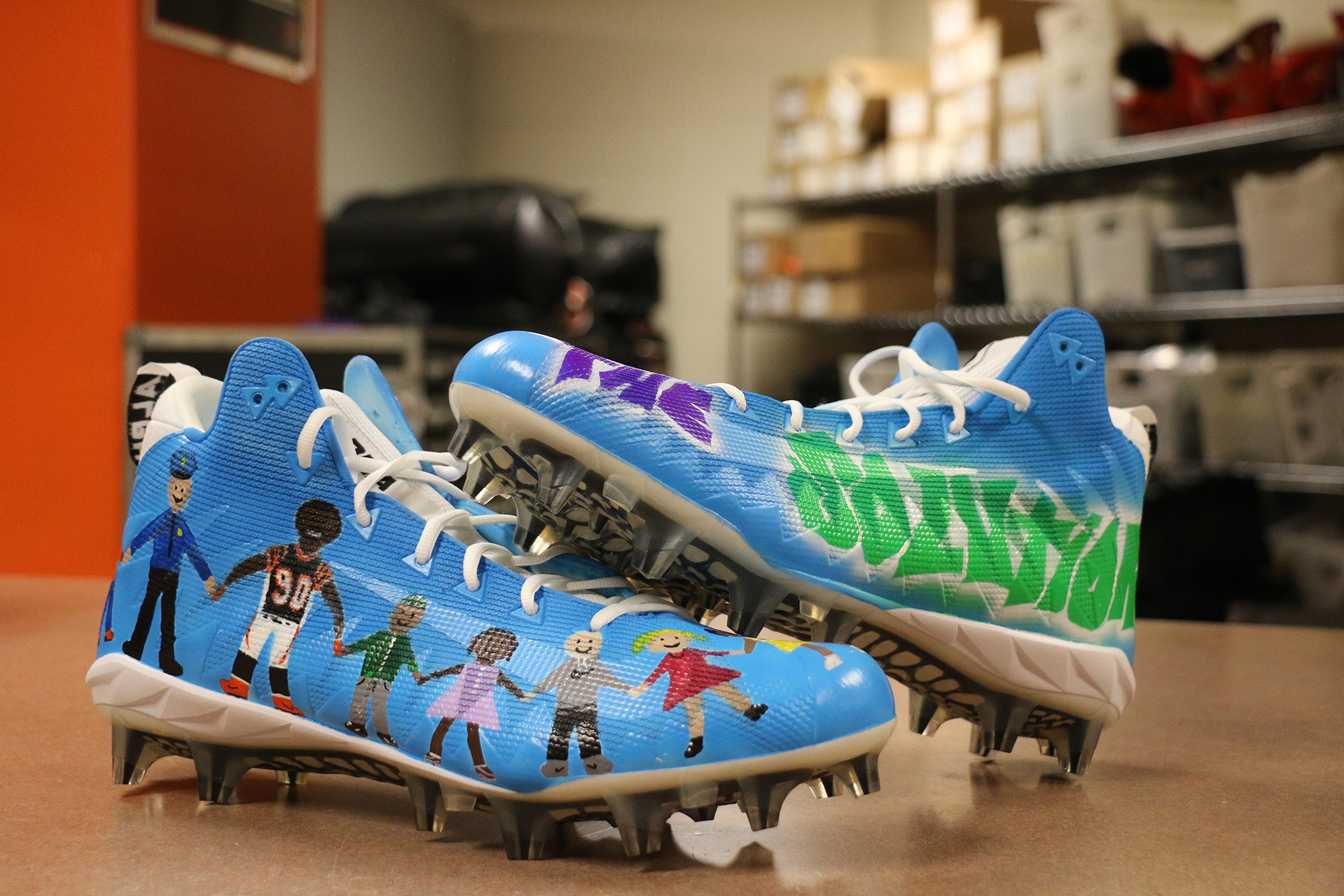defensive end football cleats